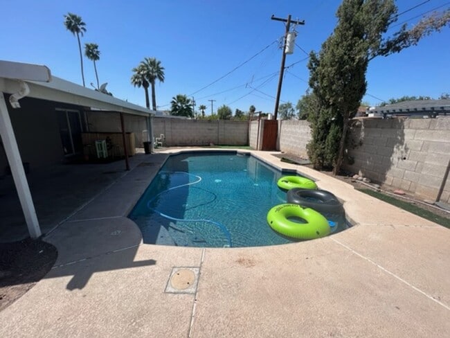 Building Photo - Amazing Tri-Level home close to ASU.  Pool and 2 Car Garage