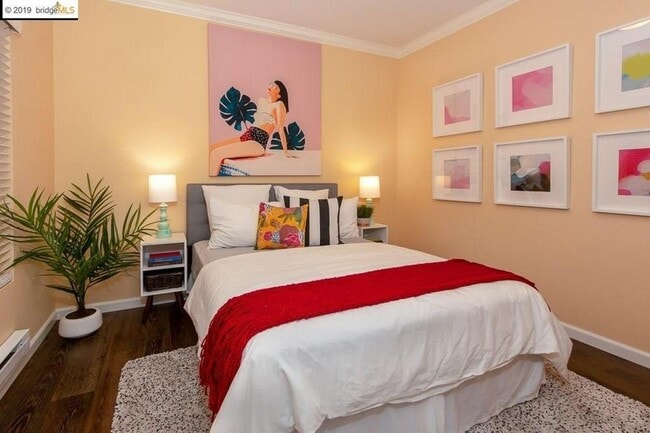 Building Photo - Comfortable 2BR Condo with Patio - Gated Oakland Living