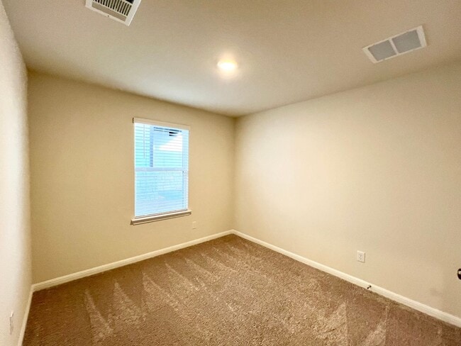 Building Photo - ~Move In Special~ 3 bedroom, 2 bath home for lease