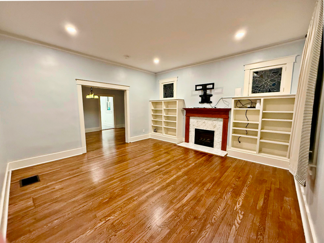 Building Photo - Beautifully Updated Historic Home in Midto...