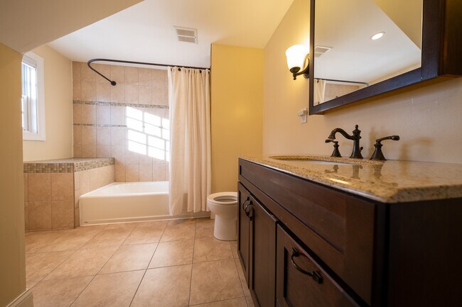 Building Photo - 2626 N Vincent Ave