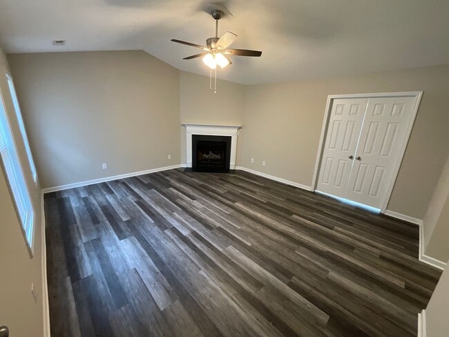 Building Photo - Ready to View! Updated 3/2 Home High Point...