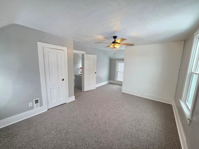 Building Photo - 129 W Perry St