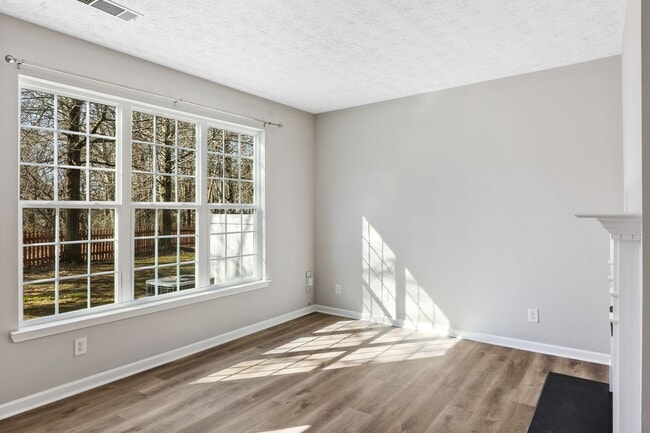 Building Photo - 2/2.5 Townhome in Great Flowery Branch loc...