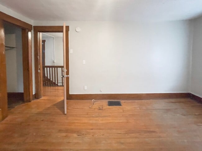 Building Photo - PRELEASING for AUGUST! Close to Campus: Washer and Dryer Included