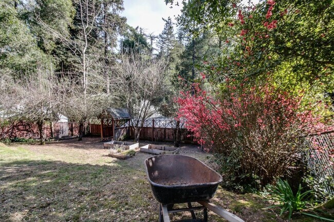 Building Photo - Mountain Living / Easy Commute Location