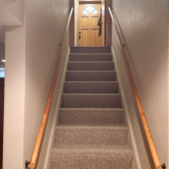 Building Photo - 1007 Roselawn Ave W