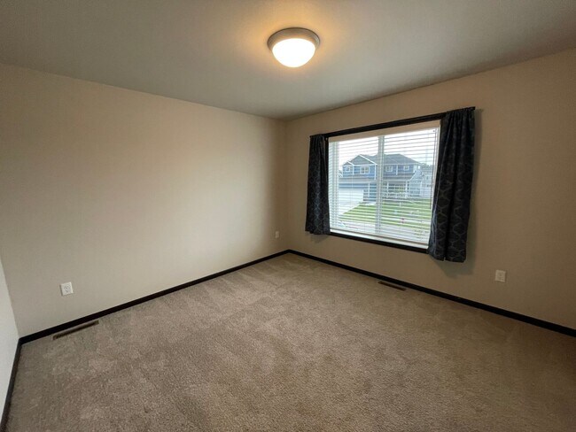 Building Photo - Spacious 4 Bed, 3 Bath Home in West Fargo