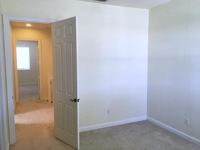 Building Photo - 850 Millbrae Ct