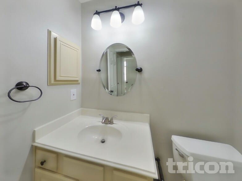 Building Photo - 814 Robins Way