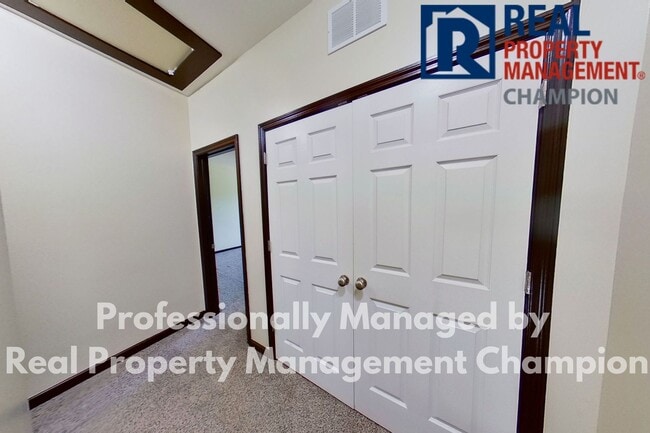 Building Photo - Beautiful Two Story Townhome with Lots of Storage!!