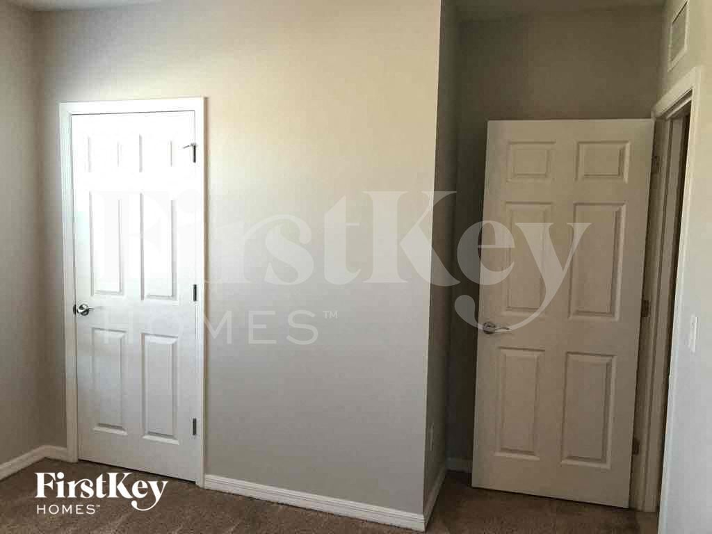 Building Photo - 220 SE 14th Terrace