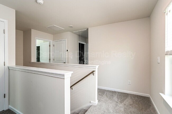 Building Photo - 1365 37th Ave Lane NE