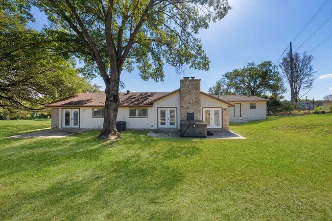 Building Photo - Spacious 4-Bedroom Retreat with Fireplace & Island Kitchen in New Braunfels