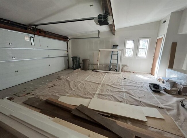 Building Photo - 547 N Gray Ave