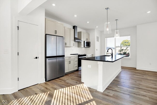 Building Photo - 1303 Deloss St