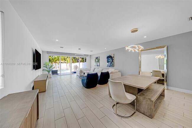 Building Photo - 817 NE 17th Way