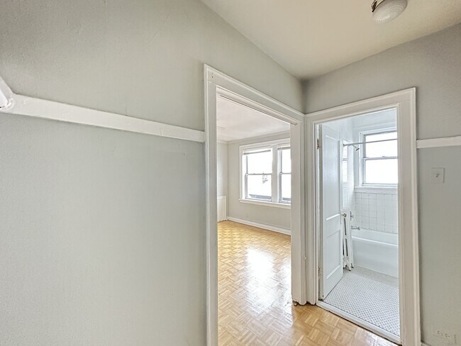 Building Photo - 716 W Belmont