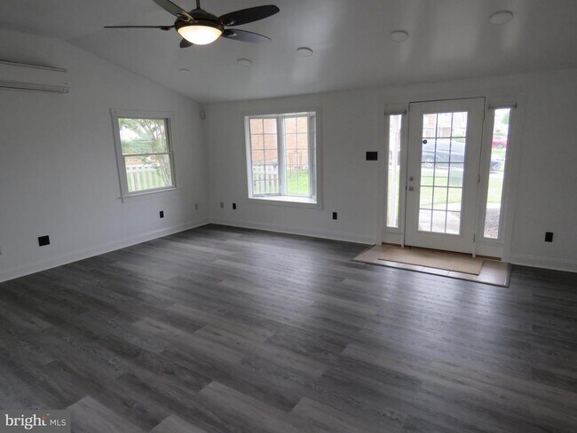 Building Photo - 6261 Patrick Henry Ct