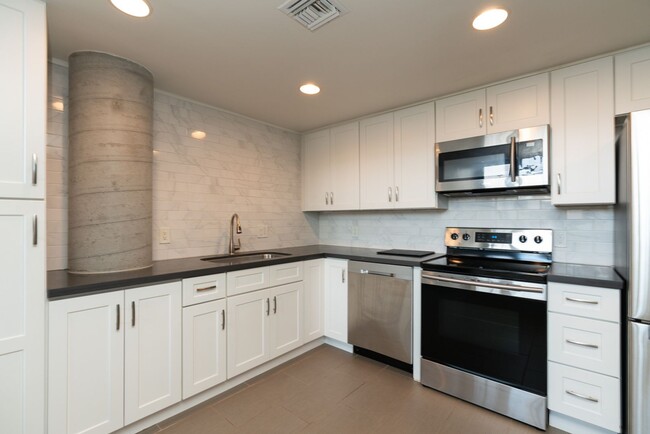 Building Photo - +++ LOOK NO FURTHER STUNNING 1BD LOFT WITH...