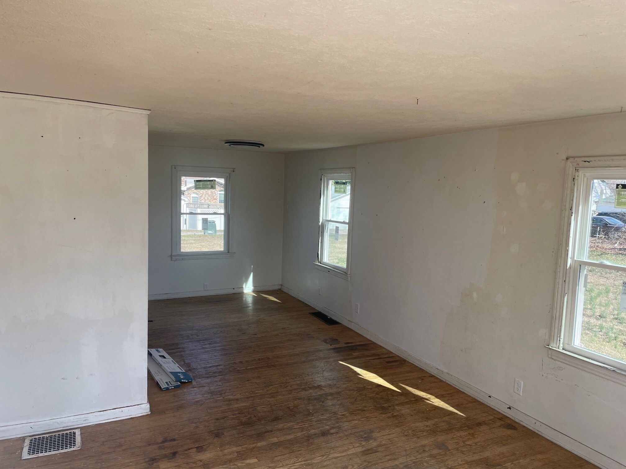 Building Photo - 400 E Parkland Ave