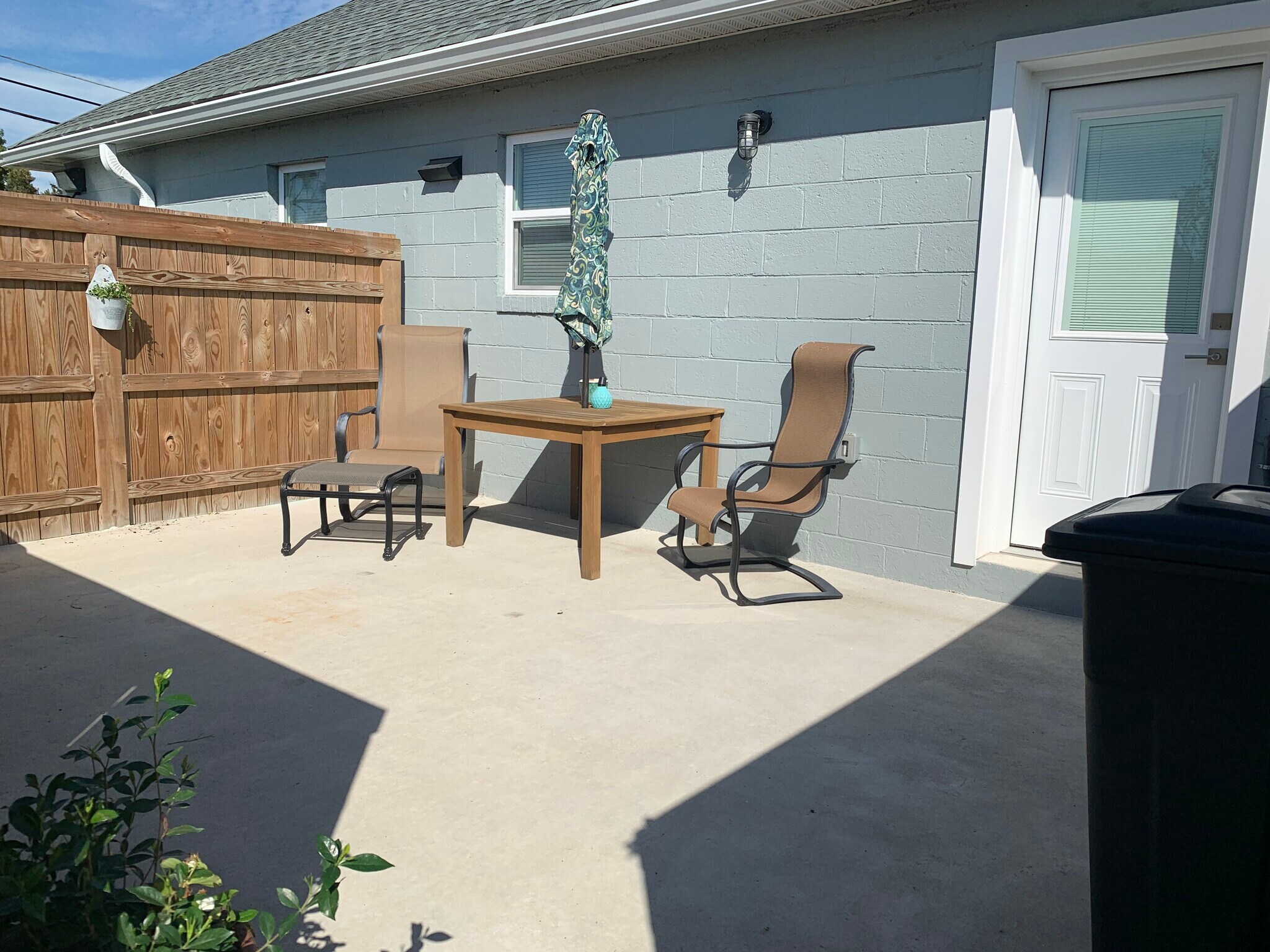 Large Private Patio - 412 E Nunnally St