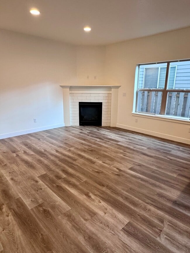 Building Photo - Beautiful Home with LVP Flooring, SS Appli...
