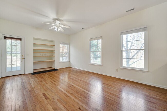Building Photo - Renovated 4 bed/2.5 bath in Chapel Hill/Carrboro city school district!