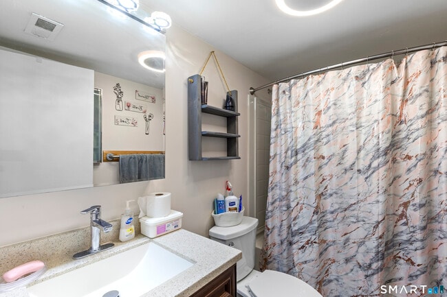 Building Photo - 140 Thompson St