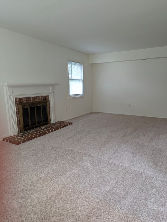 Building Photo - Fantastic 4 Bed 2.5 Bath Colonial Home Sou...