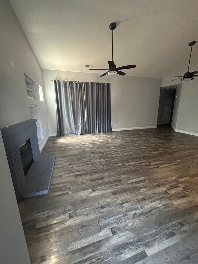 Building Photo - Single Family Home Southwest Visalia!