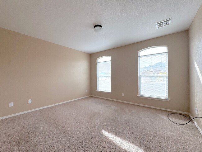 Building Photo - Sandstone Ranch Estates 4Bed/2.5bath Refrig A/C!