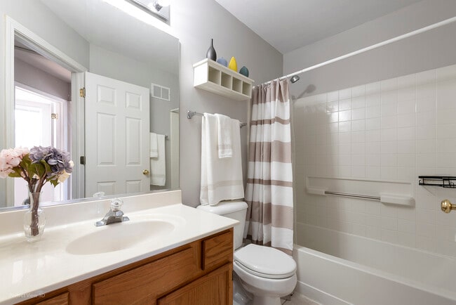 Building Photo - 1093 Symphony Dr