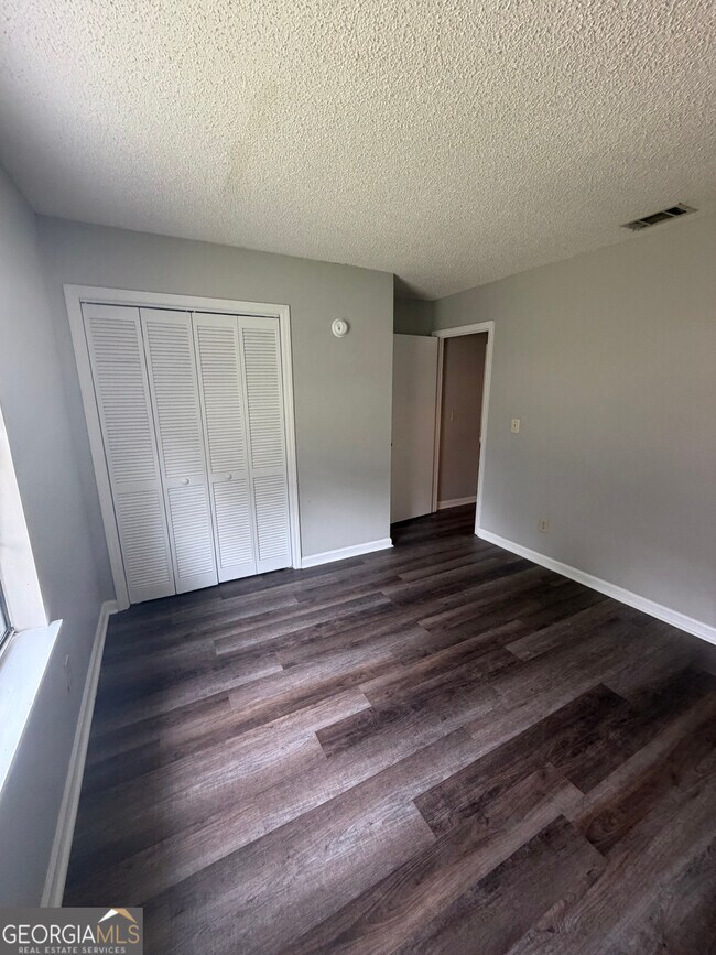 Building Photo - 425 Admiral's Walk Dr