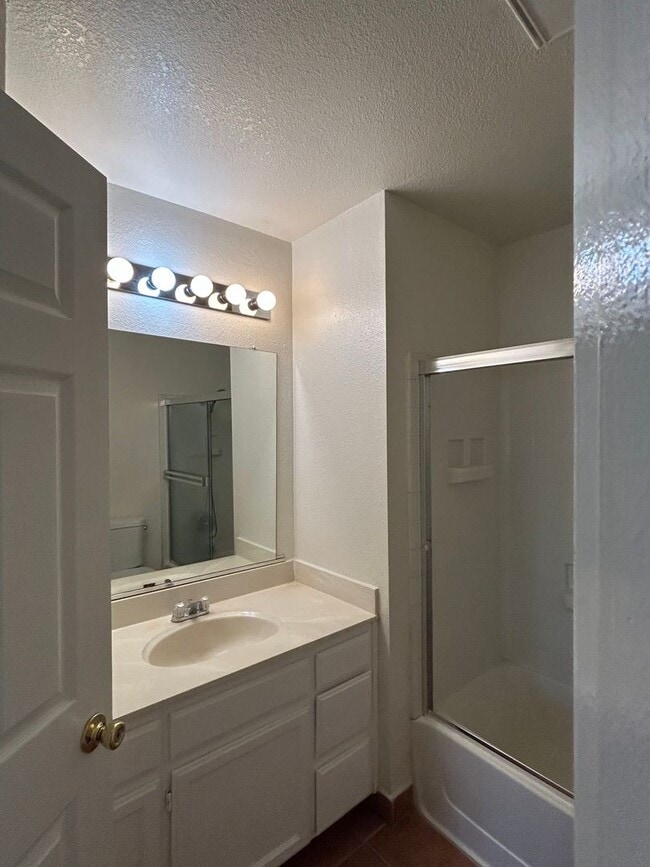 Building Photo - Beautiful 3 bedroom Home. 1st Month Free with 1 year Lease!