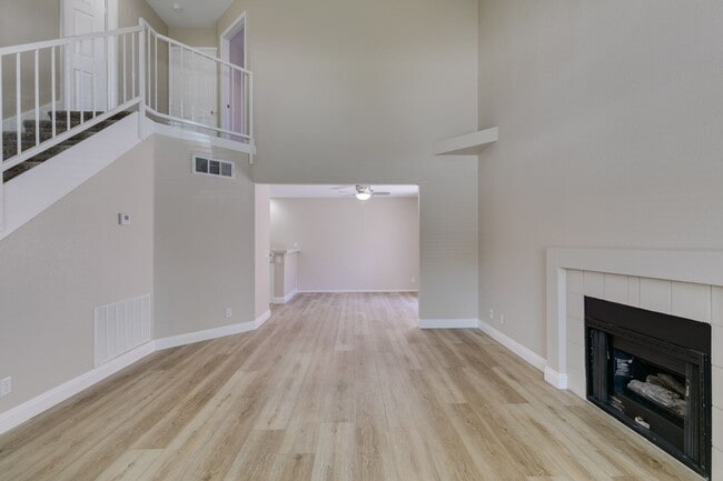 Building Photo - Stylish 2-Bedroom Townhome in Green Valley with Modern Upgrades & Prime Location!