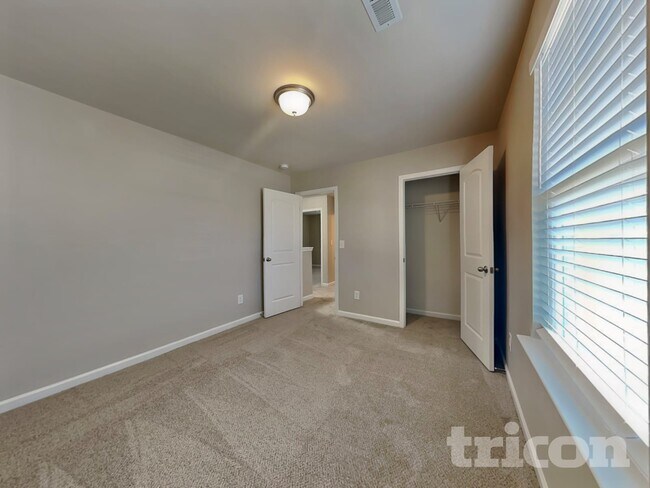 Building Photo - 572 Lakerun Dr