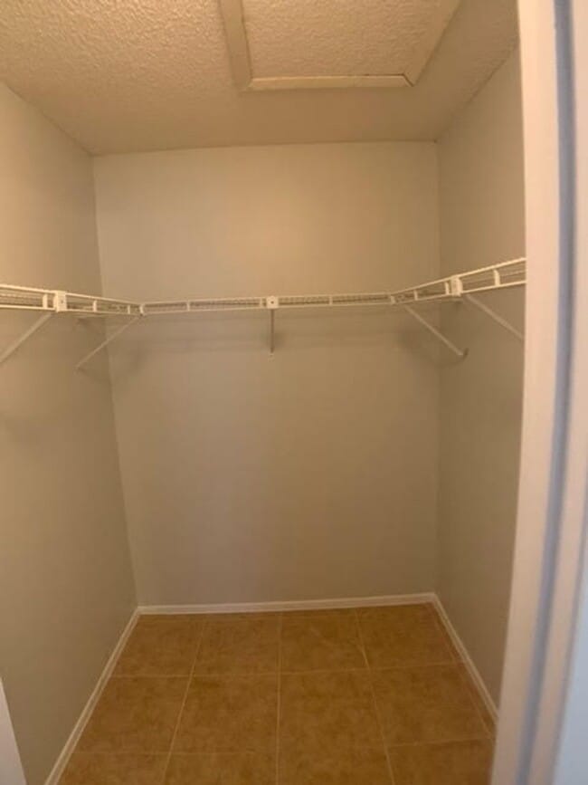 Building Photo - Beautiful open 2/2 Near UCF
