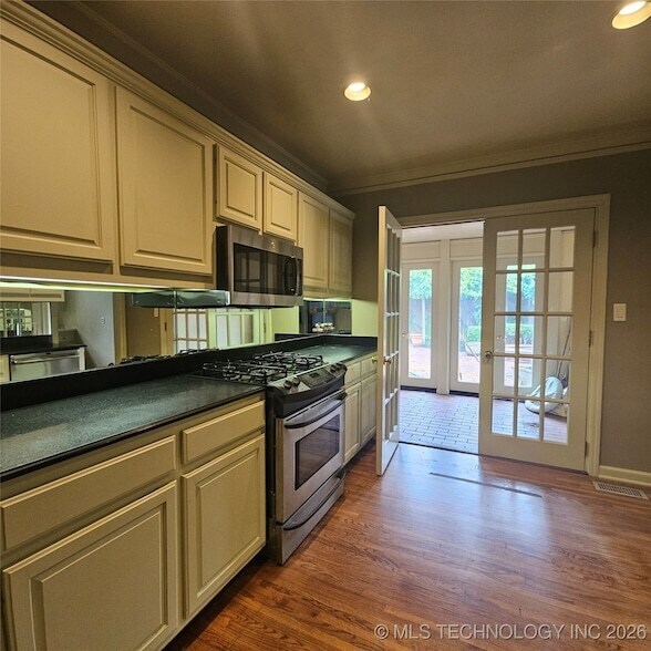 Building Photo - 2442 E 19th St