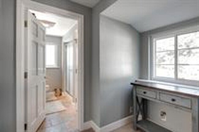 Building Photo - Beautiful Brick Home In A Desirable Location