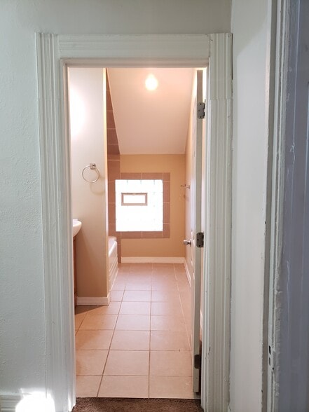 Bathroom entry - 678 Jessamine Ave E