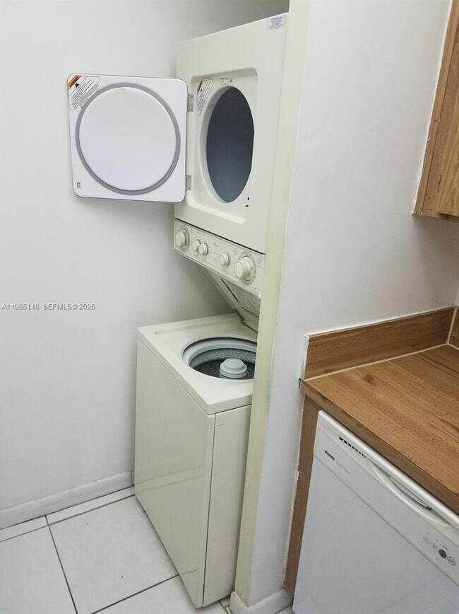 Building Photo - 10040 Twin Lakes Dr