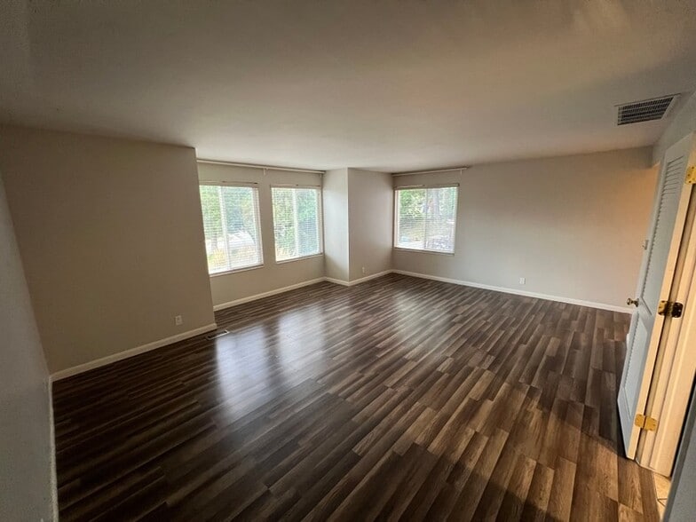 Building Photo - 1813 Laurelhurst Dr E