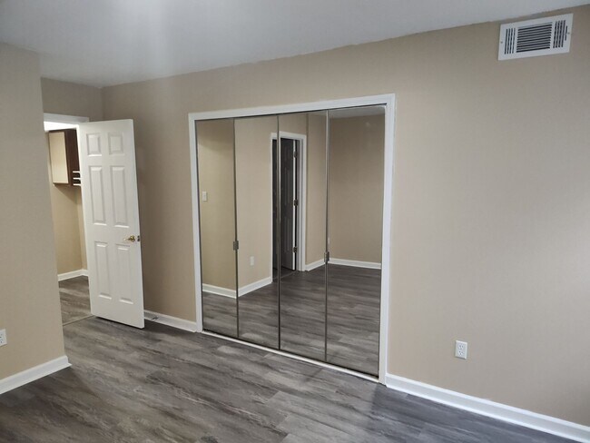 Building Photo - Well Maintained Condo Gated Community