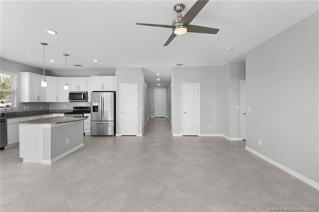 Building Photo - 10550 SW Captiva Dr