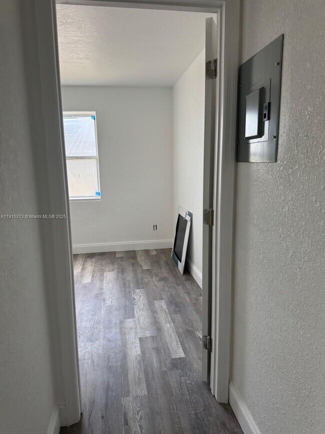 Building Photo - 46 S Oleander Ave