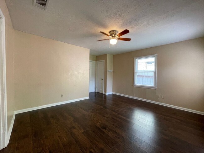 Building Photo - AVAILABLE NOW 2 BEDROOM 1 BATH HOME IN TCU...