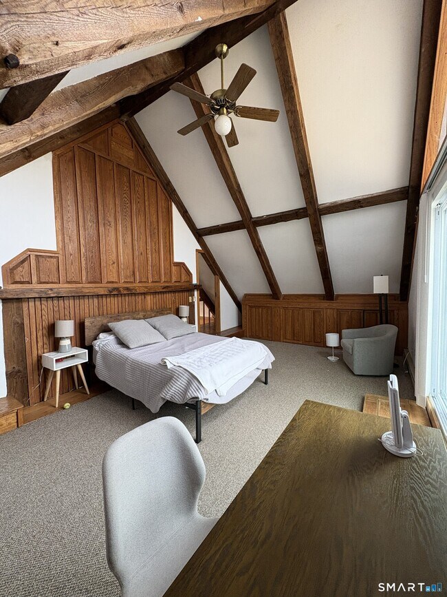 Building Photo - 40 Looking Glass Hill Rd