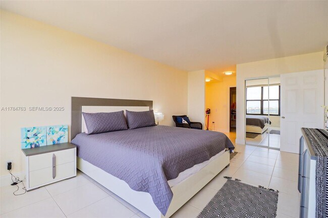 Building Photo - 2500 Parkview Dr