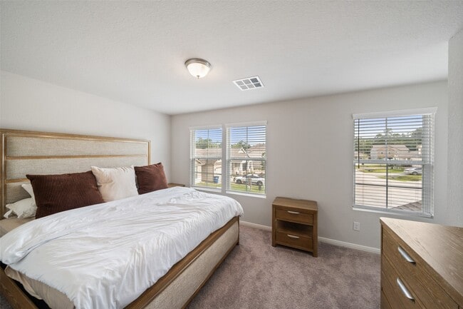 Building Photo - 2224 Cedar Vly Dr